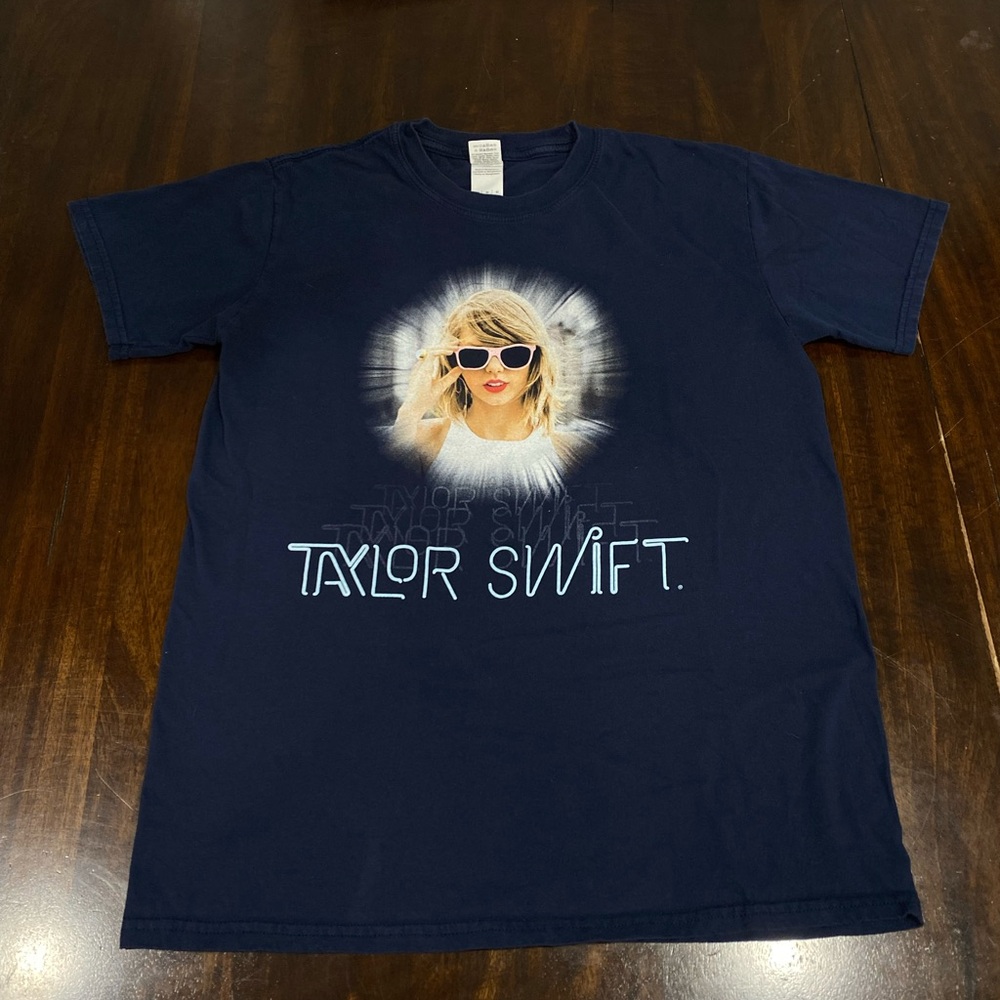 Taylor Swift 1989 Tour shirt with dates Medium